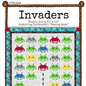 Könnte beinhalten: Ein Quiltmuster für einen Doppelquilt mit den Maßen 81 Zoll mal 94 Zoll. Das Muster zeigt ein Design von Space Invaders in verschiedenen Farben, darunter Grün, Rot, Gelb, Blau und Grau. Das Muster trägt den Titel "Invaders" und enthält den Text "Featuring Northcott's "Gaming Zone".