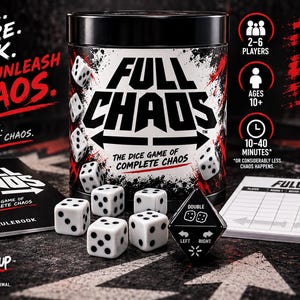 Peut inclure: Jeu de dés Full Chaos comprenant un récipient cylindrique noir avec du texte blanc, cinq dés blancs classiques à points noirs, un dé noir en forme de losange, un livret de règles et un carnet de score. L'emballage affiche les détails du jeu.