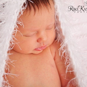 Gorgeous Baby Cocoon - Baby Pod White with Eyelash/Textured Trim