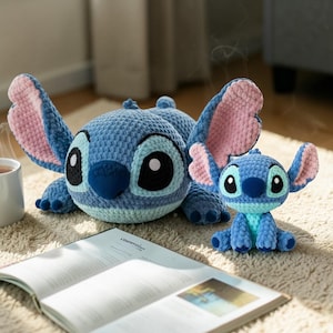 Op de afbeelding: Handgemaakt houten serveerblad met een natuurlijke afwerking. Rechthoekige vorm met opstaande randen en geïntegreerde handgrepen. De houtnerf is zichtbaar. Afmetingen: ca. 30 cm lang, 20 cm breed en 5 cm diep.