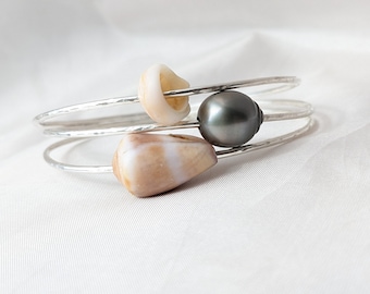 Set med 3 armband i sterlingsilver med tahitipärlor, puka och snäckskal