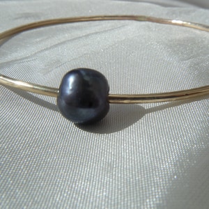 Peacock freshwater pearl bangle