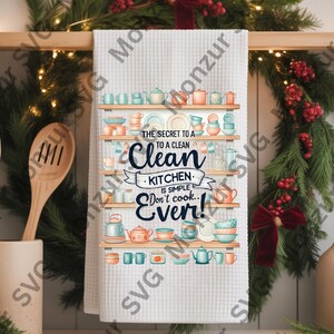 Puede incluir: Toalla de cocina blanca con tejido de gofres con un diseño de acuarela de estantes llenos de tazas de té, teteras y platos. El texto dice: "El secreto de una cocina limpia es simple: ¡No cocines... Nunca!" Decoración de cocina.