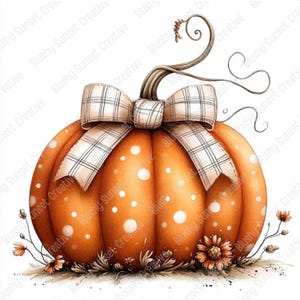 Può includere: Una zucca arancione con pois bianchi, decorata con un fiocco a nastro a quadri beige e bianco sulla parte superiore. La zucca presenta un gambo marrone con viticci ricci ed è circondata da piccoli fiori arancioni alla base su sfondo bianco.
