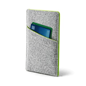 Może przedstawiać: Szare etui na telefon z filcu z jasnozielonym wykończeniem i kieszenią. Niebiesko-zielona karta jest widoczna w przedniej kieszeni. Etui ma chronić telefon lub inne małe urządzenie elektroniczne.