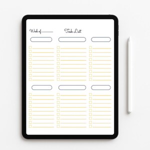 Puede incluir: Una tableta digital que muestra una plantilla de lista de tareas. La pantalla muestra las palabras "Week of" y "Task List" encima de secciones para notas y casillas de verificación. Un lápiz óptico blanco descansa junto a la tableta sobre un fondo blanco. La plantilla tiene un diseño minimalista.