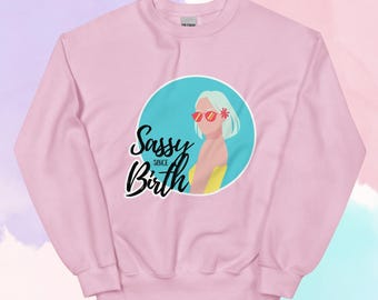 Bluza z nadrukiem Sassy Since Birth, zabawna dziewczyna, graficzny sweter z okrągłym dekoltem i sarkastycznym nastawieniem