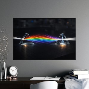 以下が含まれることがあります： 暗い表面に配置された、それぞれ三角形の形状をした2つの透明なガラスプリズムの写真。白い光線が1つのプリズムに入り、赤、オレンジ、黄色、緑、青、紫を含む色のスペクトルとして出ます。光は次に2番目のプリズムに入ります。