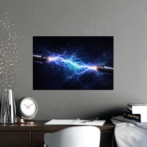 Op de afbeelding: Digitale kunstprint met een helderblauwe en witte bliksemschicht tussen twee metalen cilinders op een donkere achtergrond. Het kunstwerk suggereert energie en kracht, met vonken en een kosmisch effect.