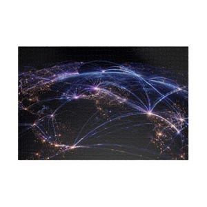 以下が含まれることがあります： 夜の地球を様式化したパズル。都市が光り、線でつながっています。パズルは暗い背景で、詳細で複雑なデザインで、グローバルネットワークを示しています。