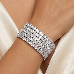 Pulsera de oro blanco de 14k con diamantes cultivados en laboratorio de talla esmeralda de 35,00 quilates, engastada con microgarras. Una joya de alta joyería.