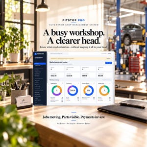Pode incluir: Uma tela de computador exibindo o painel do sistema de gerenciamento de oficina de reparo automotivo Pitstop Pro com métricas, gráficos e dados, posicionada em uma mesa de madeira com uma caneta, caderno e porta-cartões.