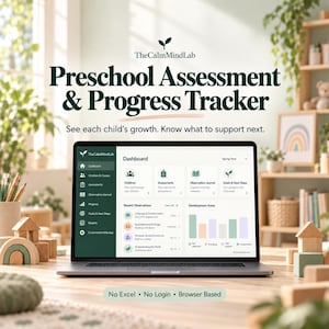 Könnte beinhalten: Ein Laptop mit dem Preschool Assessment & Progress Tracker Dashboard von TheCalmMindLab. Der Bildschirm zeigt Bereiche für Kinder, Bewertungen und Beobachtungstagebücher mit Wachstumsdiagrammen. Text: No Excel, No Login, Browser Based.