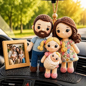Puede incluir: Un conjunto de cuatro muñecos de ganchillo que representan a una familia: un padre, una madre y dos hijos. Los muñecos tienen caras detalladas y visten diferentes atuendos. También hay una foto familiar enmarcada, que añade un toque personal.