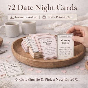 Puede incluir: Un juego de 72 tarjetas para citas nocturnas con ideas como "Noche de Música en Vivo" y "Café de la Mañana". Las tarjetas están en una bandeja de madera, con confeti en forma de corazón y pequeños cuencos de madera. El texto "Descarga instantánea" es visible.