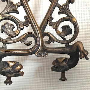 Ornament in drakenvorm, verguld messing bloemenporselein of andere handgrepen, paar jaren 1800