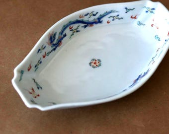 Porcelana japonesa con forma de barco estilo Kakiemon, Arita