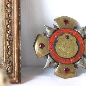 Può includere: Un set di tre tazze in ceramica con finitura opaca e macchiettata. Le tazze sono nei toni del crema, grigio chiaro e grigio scuro. Ogni tazza ha un design semplice e minimalista.