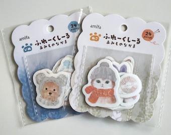 Puede incluir: Dos paquetes de 24 pegatinas decorativas con ilustraciones en acuarela de animales con gorros y bufandas de punto. El envase incluye la marca amifa, texto en japonés y un icono circular que indica 24 piezas por paquete.