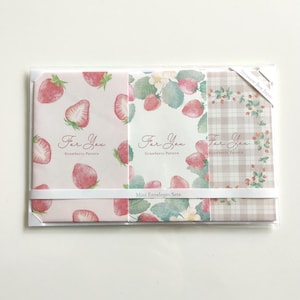 Könnte beinhalten: Ein Set aus drei Mini-Umschlägen in einer transparenten Kunststoffhülle. Jeder Umschlag zeigt ein Erdbeermuster mit dem Text For You und Strawberry Pattern. Einer ist hellrosa, einer weiß mit grünen Blättern und einer hat ein beiges Karomuster.
