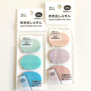 Può includere: Due confezioni di post-it a forma di fumetto. Ogni confezione contiene 120 fogli. Una confezione ha fumetti blu, turchese e azzurri. L'altra ha fumetti pesca, lavanda e rosa. Il testo dice "Speech bubble sticky notes".
