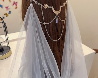 Peineta nupcial bohemia con flores y luz de luna dorada para el cabello, con velo drapeado estilo hada.