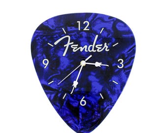 Reloj de pared con púa de guitarra Fender x Azul