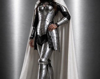 Armatura medievale da cavaliere templare femminile, set di armatura in acciaio, armatura da crociata per donna, armatura completa con mantello bianco, costume per cosplay per fiere rinascimentali.