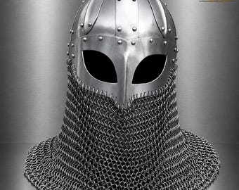 Elmo vichingo in maglia di ferro, armatura da battaglia del guerriero medievale