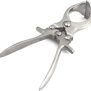 Può includere: Uno strumento color argento con un'estremità curva e aperta e due manici. Lo strumento ha un design a cerniera con rivetti nei punti di snodo. I manici hanno dei poggiaditi. Lo strumento è progettato per uno scopo specifico.