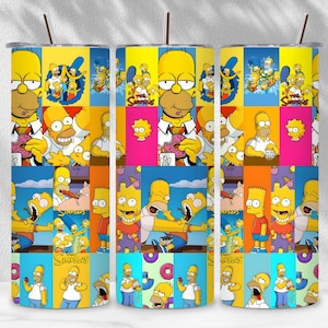 Puede incluir: Tres vasos de acero inoxidable con un colorido collage de personajes de Los Simpson. Cada vaso presenta una disposición diferente de imágenes, incluyendo a Homer, Bart y otros personajes, sobre un fondo amarillo, azul y rosa.