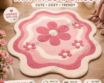 Alfombra rosa con estampado floral, tejida a mano, con bordes festoneados en forma de flor, ideal para la decoración de habitaciones infantiles de estilo bohemio o cottagecore. Tamaños personalizados disponibles.