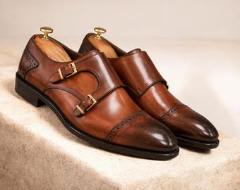 Scarpe eleganti da uomo su misura con doppia fibbia, realizzate a mano in pelle di vitello marrone.