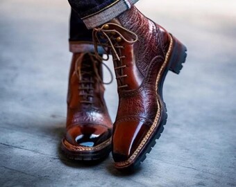 Botas de cuero marrón hechas a mano a medida con puntera de ala / Estilo combate con acabado granulado y pulido a medida