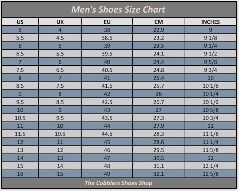Pu&ograve; includere: Una tabella di conversione delle taglie di scarpe da uomo, con misure USA, Regno Unito, UE e CM, pi&ugrave; pollici. La tabella include le taglie USA da 5 a 16, con le corrispondenti misure Regno Unito, UE, CM e pollici. Il testo "Men's Shoes Size Chart" &egrave; visibile.