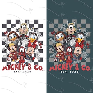 Może przedstawiać: Grafika przedstawiająca postacie Disneya w kostiumach superbohaterów, w tym Myszka Miki, Myszka Minnie, Kaczor Donald i Goofy. Projekt zawiera napis "Mickey & Co. Est. 1928" w kolorze czerwonym na szachownicy.