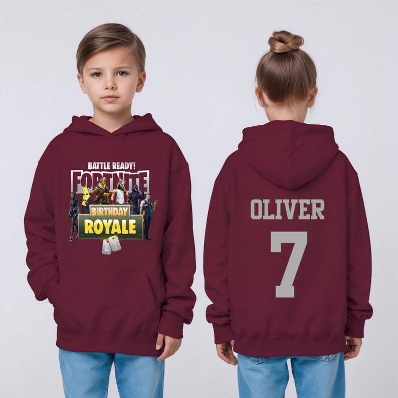 Pu&ograve; includere: Felpa con cappuccio bordeaux con grafica Fortnite Birthday Royale sul davanti. Il retro della felpa mostra il nome "OLIVER" e il numero "7" in grigio. La felpa ha una tasca frontale e un cappuccio.