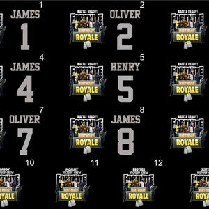 Pu&ograve; includere: T-shirt neri con il logo Fortnite e la scritta "Birthday Royale". Ogni maglietta mostra un nome e un numero: James 1, Oliver 2, Henry 3, James 4, Henry 5, Oliver 6, Oliver 7, James 8, Henry 9, e magliette per la famiglia.