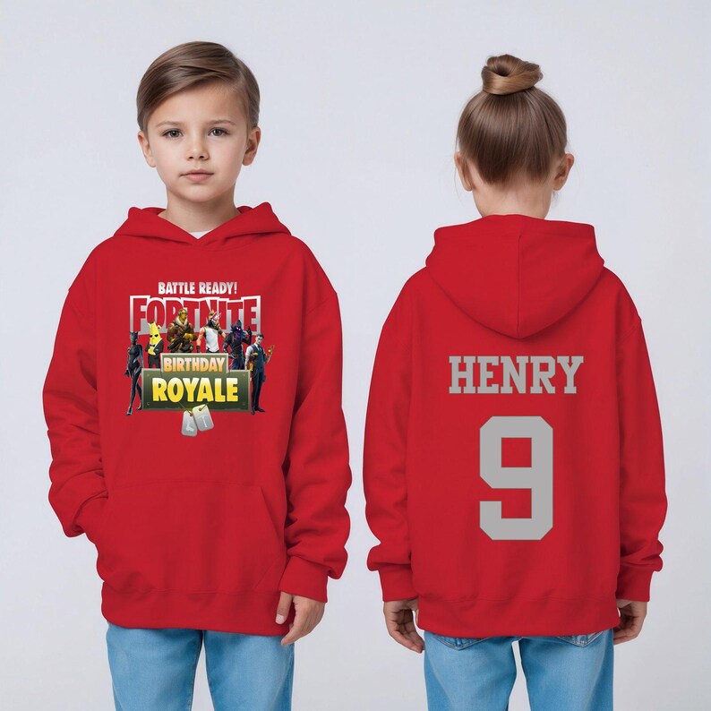 Pu&ograve; includere: Una felpa con cappuccio rossa di compleanno di Fortnite. La parte anteriore presenta il testo "BATTLE READY! FORTNITE BIRTHDAY ROYALE". Il retro mostra il nome "HENRY" e il numero "9" in grigio.
