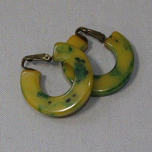 Orecchini a cerchio vintage in bachelite color crema di spinaci