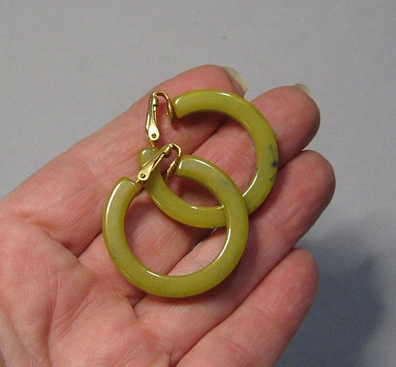 Vintage Green Swirl Bakelite Hoop Earrings - image 4