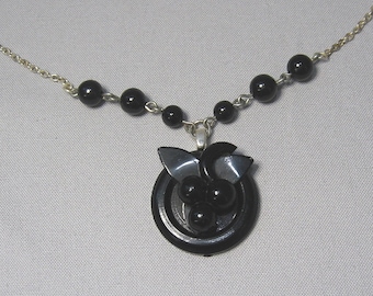 Collana con ciondolo in celluloide nera vintage riciclata