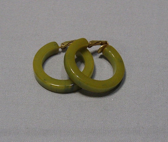 Vintage Green Swirl Bakelite Hoop Earrings - image 6