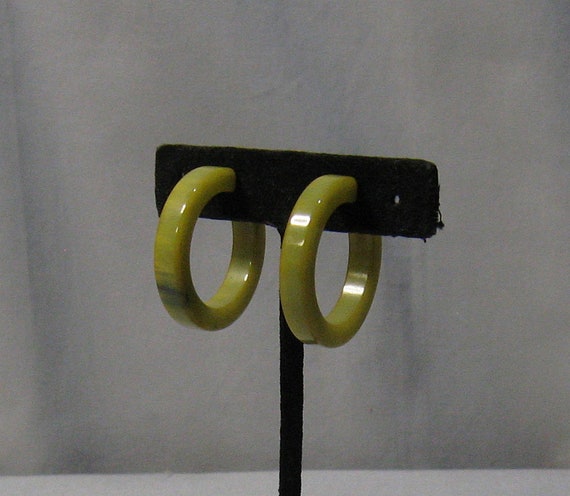 Vintage Green Swirl Bakelite Hoop Earrings - image 2