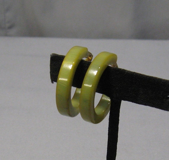 Vintage Green Swirl Bakelite Hoop Earrings - image 5