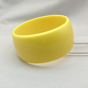 Vintage Buttergelber Lucite Armreif