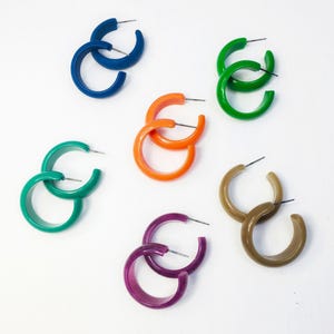 Vintage Lucite Hoop Earrings: 1960s Retro Style