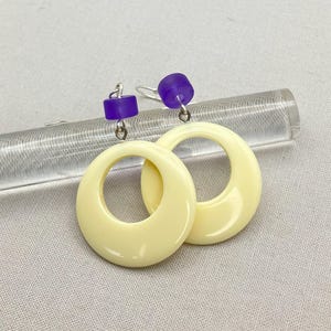 Lucite Creolen, dunkel Lila und Elfenbein Creolen, New Old Stock Ohrringe