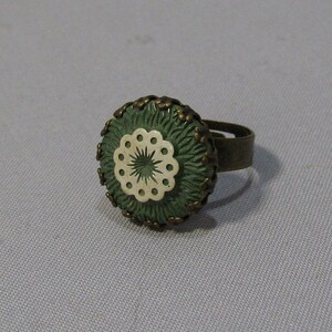 Anillo llamativo de latón envejecido