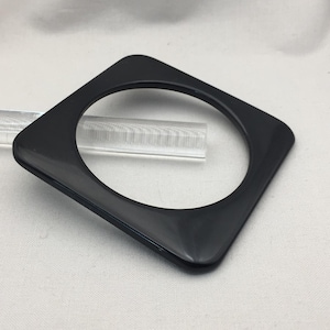 Fyrkantigt svart Lucite-armband
